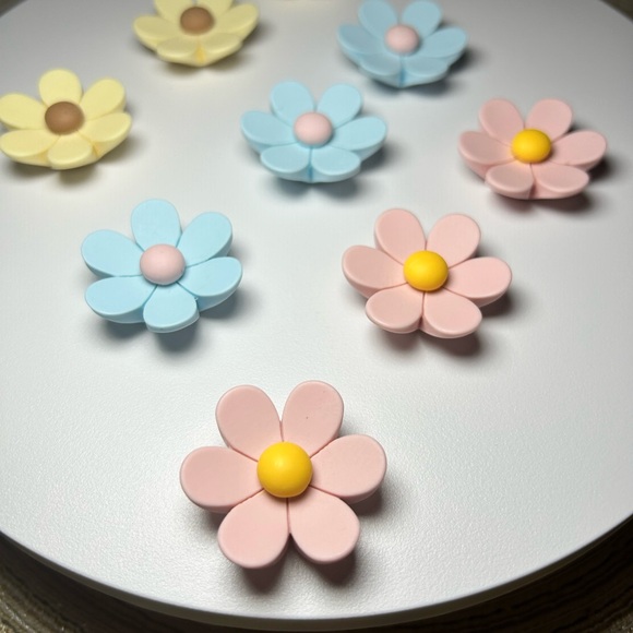 3 Daisy Fridge Magnets - Picture 6 of 17